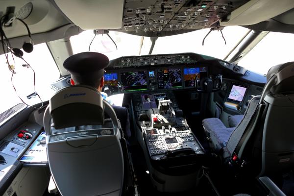 <p>Кокпит на Boeing 787 Dreamliner на Qatar Airways Ltd., на откриването на авиосалона в Дубай 2015.</p>

<p>Photographer: Jasper Juinen/Bloomberg<br />
&nbsp;</p>
