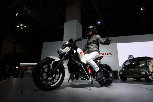 <p>Самобалансиращ Riding Assist е-мотор на Honda на автосалона в Токио, Япония. 25 октомври 2017. Photographer: Akio Kon/Bloomberg.</p>

<p>Последният модел на Honda прилича на робот-териер.</p>

<p>Задвижваният с батерии модел дебютира на CES и прибра три награди.</p>

<p>Моторът е братовчед на хуманоидният робот ASIMO и е със самобалансираща технология.</p>
