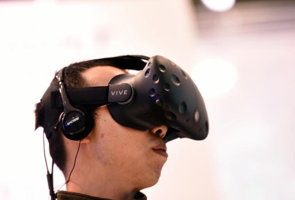 &lt;p&gt;Шлем HTC Vive virtual reality (VR)&lt;/p&gt;

&lt;p&gt;Photographer: David Paul Morris/Bloomberg&lt;/p&gt;
