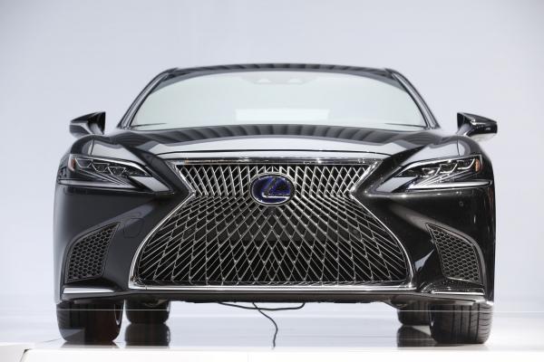 <p>Хибридът Lexus LS 500h на Toyota Motor Corp. Автосалон Женева. Photographer: Luke Macgregor/Bloomberg.</p>
