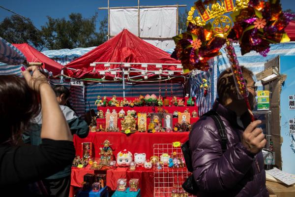 <p>Полицията в Шанхай предупреди, че ще глобява по 76 долара всеки, който се опита да използва пиротехнически средства в центъра. Над 300 000 доброволци следят за изпълнение на забраната, съобщиха властите.</p>

<p>&nbsp;</p>
