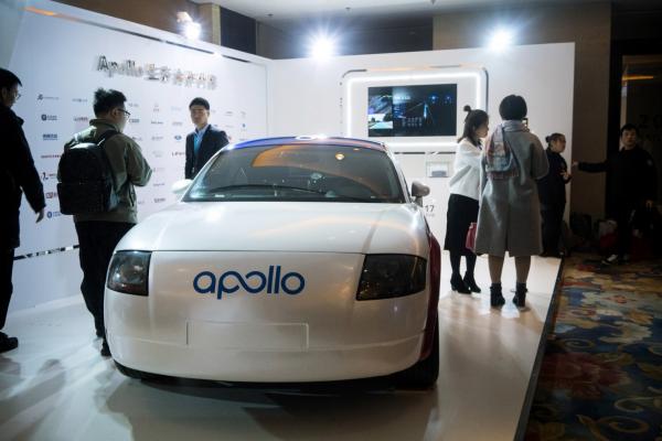 <p>Автономната Baidu Apollo на Международната конференция Baidu в Пекин, Китай, 16 ноември 2017. Photographer: Giulia Marchi/Bloomberg.</p>

<p>Baidu показа и програма-асистент на шофьора, която използва инфрачервени камери за наблюдение на трафика и пуска силна музика, ако шофьорът изглежда уморен.</p>
