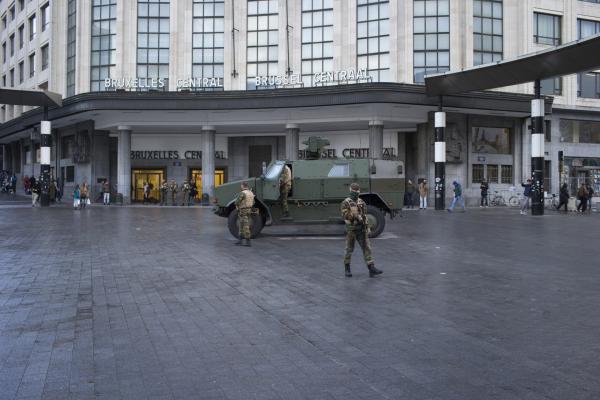 <p>Бронирана кола и военен патрул пред централната жп гара в Брюксел в неделя, 22 ноември 2015.</p>

<p>Photographer: Jasper Juinen/Bloomberg</p>

<p>&nbsp;</p>
