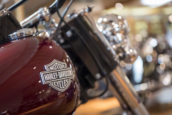 <p>Логото на Harley-Davidson Inc. на двигателя на мотор в шоурум в Сан Франциско, Калифорния. 27 юни 2018. Photographer: David Paul Morris/Bloomberg.</p>

<p>Тръмп обвини Harley-Davidson в използване на новите мита като извинение за изнасяне на производството в чужбина и заплаши производителя с &quot;голям данък&quot; на моторите, внасяни в САЩ.</p>
