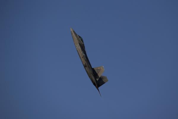 &lt;p&gt;Демонстрация на F-22 Raptor на Dubai World Central (DWC).&lt;/p&gt;

&lt;p&gt;Photographer: Jasper Juinen/Bloomberg&lt;/p&gt;
