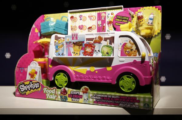 <p>Камионче за сладолед на шопкинс /Shopkins Food Fair &#39;Glitzi Ice Cream Truck&#39;/, произведен от Moose Toys Pty Ltd. на изложението в Лондон DreamToys 2015.</p>

<p>Photographer: Simon Dawson/Bloomberg</p>
