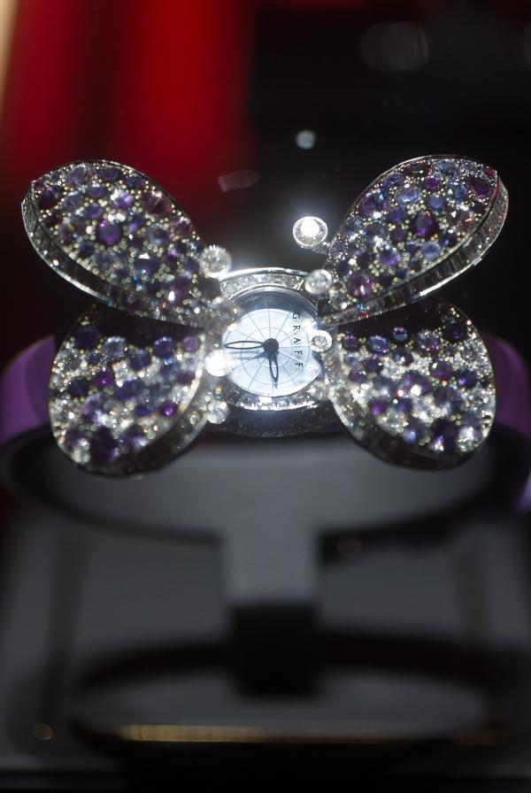 <p>&#39;Princess Butterfly&#39; на Graff Diamonds International Ltd.</p>

<p>Според <u><a href="http://www.fhs.ch/file/59/comm_160101_a.pdf">доклада </a></u>на Федерацията на швейцарската часовникарска индустрия износът на часовници от злато и други ценни метали отбелязва спад от 14% само през януари, стоманените часовници са се понижили с 9%.</p>

<p>Photographer: Michele Limina/Bloomberg</p>
