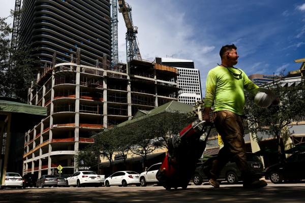 <p>Строителен работник в квартал Brickell, Маями, Флорида. 9.10.2016. Photographer: Scott McIntyre/Bloomberg.</p>

<p>Докато жилищният инвентар в САЩ продължава да намалява през юли на годишна база, една пета от най-големите 100 пазара на <a href="http://www.bloombergtv.bg/invest-or/2016-10-02/investitsiya-v-imot-v-sofiya-nosi-4-5-dohodnost-na-godina">имоти </a>в страната отбелязват ръст в предлагането според проучване от 5 октомври 2016 на Trulia. Половината от десетте най-големи ръста са в общини във Флорида.</p>
