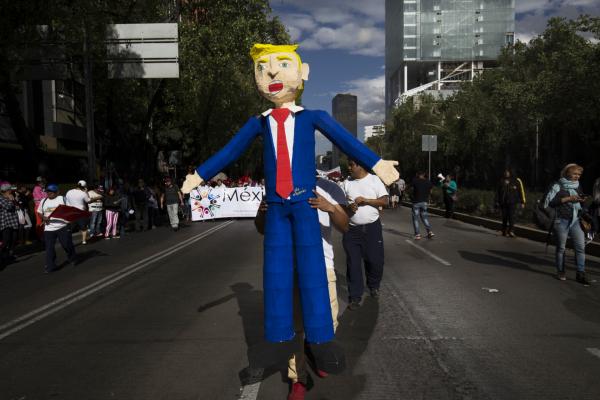 <p>Чучело на Тръмп от протест в Мексико Сити, Мексико. 20 януари 2017. Photographer: Yael Martinez/Bloomberg.</p>

<p><a href="http://www.bloombergtv.bg/novini/2017-01-21/pazarni-reaktsii-sled-vstapvaneto-v-dlazhnost-na-tramp">Мексиканското песо </a>бе най-добре представящата се валута по време на клетвата на новия президент.</p>
