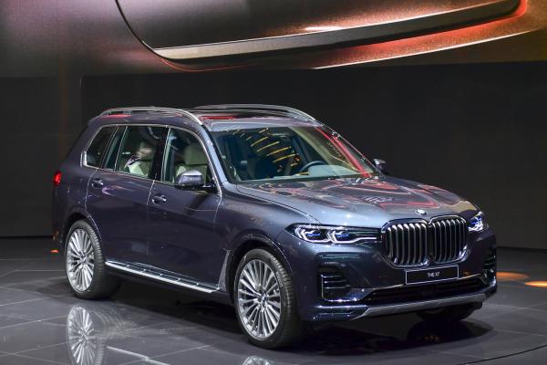 <p>BMW X7 xdrive 40i. Женева, Швейцария, 5 март 2019. Photographer: Chris J. Ratcliffe/Bloomberg.</p>

<p>Най-големият SUV на производителя, който се конкурира с Audi Q7, Mercedes GLS-Class и Volvo XC90.</p>

<p>Четете още: <a href="https://www.bloombergtv.bg/v-razvitie/2018-12-26/2018-g-prez-prizmata-na-avtomobilnata-industriya">Каква беше 2018 за автоиндустрията</a>?</p>
