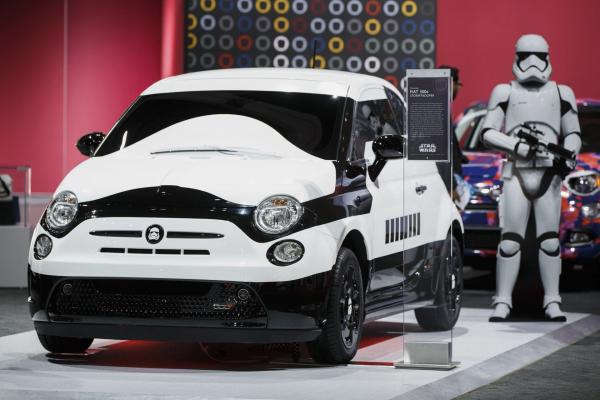 <p>Fiat 500e Stormtrooper, вдъхновено от франчайза на Disney Междузвездни войни. Лос Анджелис, 19 ноември 2015. Photographer: Patrick T. Fallon/Bloomberg.</p>
