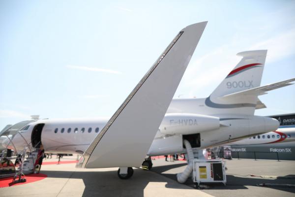 <p>Falcon 900LX на Dassault Aviation SA. Салон на авиацията, Париж. Бурже. 20 юни 2017. Photographer: Chris Ratcliffe/Bloomberg.</p>

<p>Чуйте <a href="http://www.bloombergtv.bg/video/rolls-royce-apdeytva-strategiyata-si">Ерик Шулц, президент на Rolls-Royce Civil Aerospace </a>за средния пазарен сегмент и доставките на двигателите за А330neo</p>
