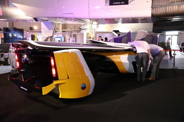 <p>Посетители разглеждат AeroMobil. Салон на авиацията, Париж. Бурже. 19 юни 2017. Photographer: Marlene Awaad/Bloomberg.</p>
