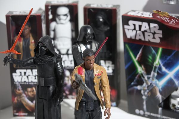 <p>Фигурки на героите от Star Wars, произведени от Hasbro Inc. на изложението DreamToys 2015 в Лондон.</p>

<p>Photographer: Simon Dawson/Bloomberg</p>
