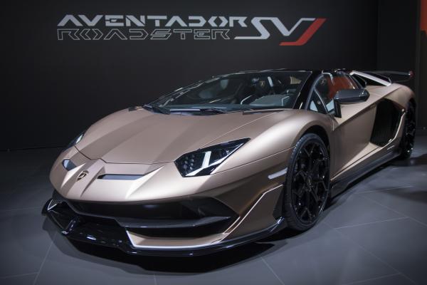 <p>Lamborghini Aventador SVJ Roadster. Женева, Швейцария, 5 март 2019. Photographer: Chris J. Ratcliffe/Bloomberg.</p>

<p>Това е втория модел с падащ покрив, показан в Женева, заедно с Huracan Evo Spyder. Новият Aventador SVJ Roadster ще бъде произведен само в 800 бройки и ще вдига до 217 мили в час.</p>
