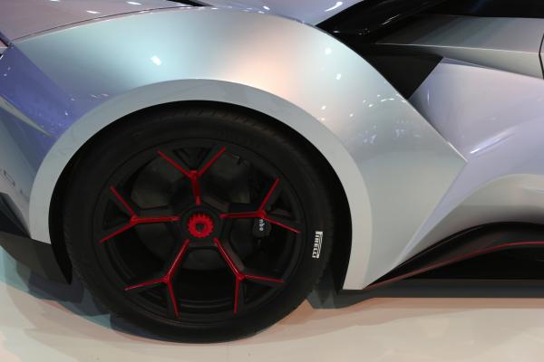 <p>Fenyr SuperSport с гуми Pirelli.</p>

<p><u><strong><a href="http://www.bloombergtv.bg/video/fenyr-supersport-na-avtosalona-v-dubay">Вижте представянето на колата на автосалона в Дубай-видео</a></strong></u></p>

<p>Photographer: Jasper Juinen/Bloomberg</p>
