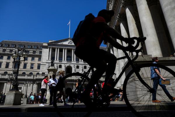 <p>Велосипедист минава пред BOE в Лондон. 27 юни 2018. Photographer: Simon Dawson/Bloomberg.</p>

<p>BOE засили натиска над ЕС да положи повече усилия да намали финансовия риск след Brexit за трилиони паунти дериватни контракти.</p>
