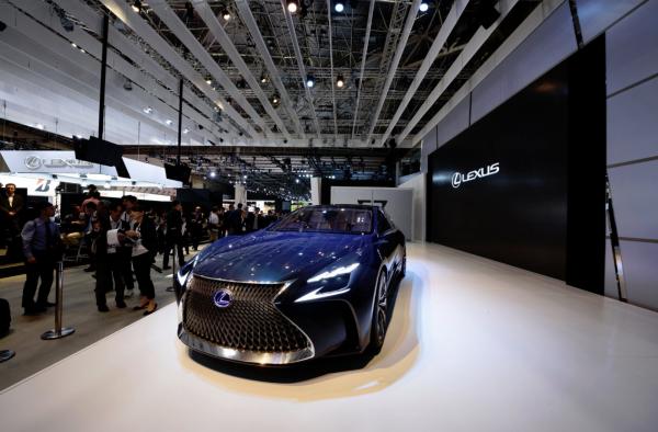 <p>Lexus LF-FC седан на Toyota Motor Corp. Toyota показа модела с горивни клетки на Lexus, с което обяви амбициите си да развива водородното задвижване в горния сегмент автомобили.</p>

<p>Photographer: Akio Kon/Bloomberg</p>
