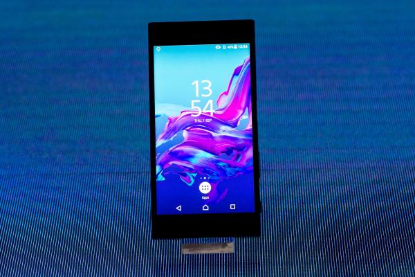 <p>Смартфон Xperia X на Sony Corp. на изложението IFA. Берлин, 1 септември 2016. Photographer: Krisztian Bocsi/Bloomberg.</p>

<p>Sony залага на камерата и отстъпва в другите параметри на двата си нови модела - пластмасовият Xperia X Compact има същата 23-мегапикселова задна камера като Xperia XZ, с лазерен автофокус и RGBC-IR сензор за баланс на бялото.</p>

<p>Батерия 2900mAh и Snapdragon 650 with 720p в Xperia X Compact.</p>
