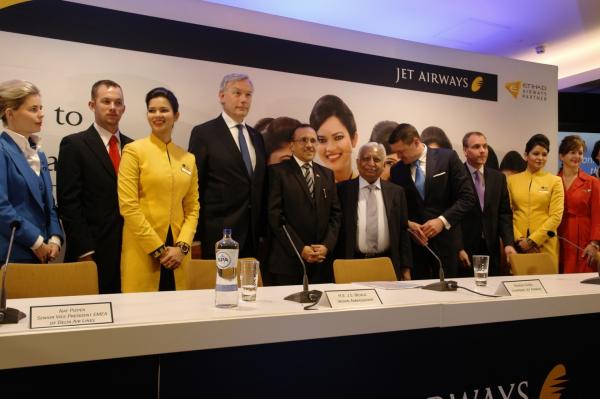 <p>Нареш Гоял, основател и председател на Jet Airways /в средата/ обявява преместването на европейския хъб на компанията от Брюксел в Амстердам на 14 март 2016. Jet Airways ще изпълнява полети с Delta и KLM Торонто-Амстердам-Ню Делхи и Мумбай. България Ер е интерлайн партньор на Jet Airways.</p>

<p>Снимка: Bloomberg TV Bulgaria</p>
