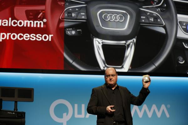 <p>Рики Худи, изп. вицепрезидент на Audi AG с процесор Snapdragon 602A на Qualcomm Inc. на CES 2016.</p>

<p>Qualcomm се свърза с Audi и ще осигури чипове за определени модели за 2017. Компанията показа концептуалния Audi Q7 на CES със Snapdragon 602A. По-големият чип, 802А включва и LTE модем.</p>

<p>Photographer: Patrick T. Fallon/Bloomberg</p>

<p>&nbsp;</p>
