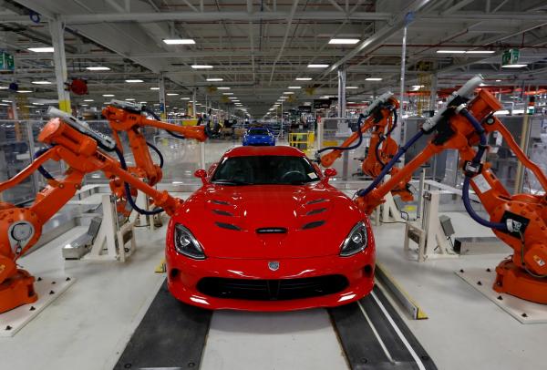 <p>Fiat Chrysler 2015 Dodge Viper. Заводът в Детройт. 8 май 2016. Photographer: Jeff Kowalsky/Bloomberg.</p>

<p><strong>Януари 2011</strong></p>

<p>Fiat се разделя с индустриалните си активи по пътя на развитието си към глобална автомобилна компания, обединявайки дейността си с Chrysler.</p>
