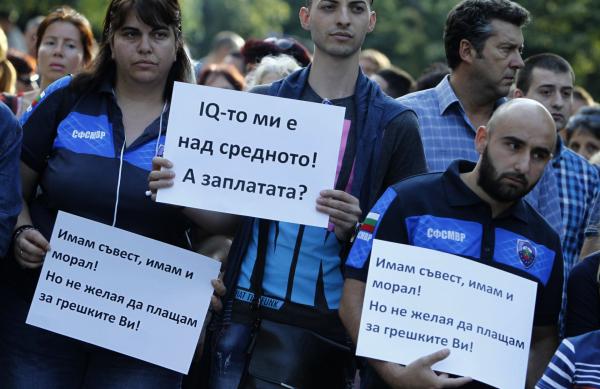 <p><a href="http://www.bgonair.bg/bulgaria/2017-07-18/politsaite-na-protest-po-visoki-zaplati-i-nov-zakon-za-mvrr" target="_blank">Полицаите отново протестираха</a> на 18 юли 2017 в София и други градове с искане за увеличение на 15% на заплатите до края на годината.</p>

<p>София. Снимка: Олег Попов, Investor Media Group</p>
