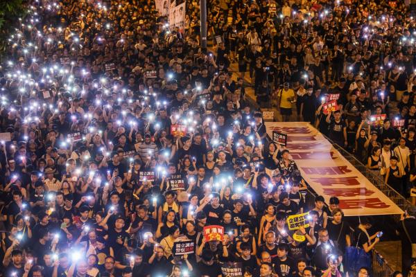 <p>Протест в Хонконг. 1 юли 2019. Photographer: Paul Yeung/Bloomberg.</p>

<p>Нахлуването в местния парламент става на годишнината от предаването на властта в Хонконг от Лондон на Пекин.</p>
