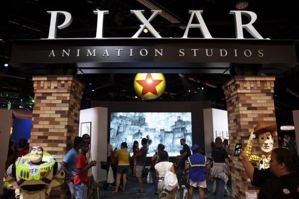 <p>Посетители разглеждат щанд на Pixar Animation Studios в Анахайм, Калифорния, 15 юли, 2017. Photographer: Patrick T. Fallon/Bloomberg.</p>
