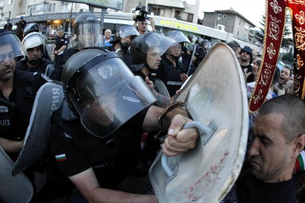 <p>Протест срещу ромската махала в <a href="https://www.dnes.bg/obshtestvo/2017/07/09/asenovgrad-hiliadi-protestiraha-skandiraha-igraha-horo.346816" target="_blank">Асеновград</a>. 30 юни 2017. Снимка: Олег Попов/investorMediaGroup.</p>
