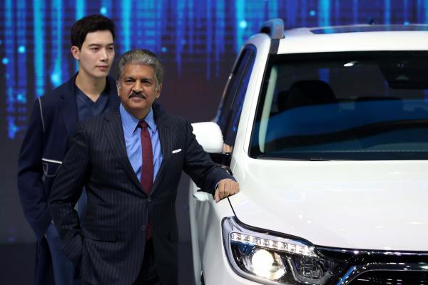 <p>Ананд Махиндра, председател на Mahindra &amp; Mahindra Ltd. позира до Ssangyong G4 Rexton.</p>

<p>Махиндра очаква търсене заради глобалния ръст в осъзнаването на екологичните проблеми на колите на алтернативно гориво, особено електромобилите.</p>
