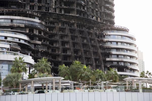 <p>Хотел Address Downtown Dubai бе обхванат от пламъци в навечерието на Нова година. 15 души са леко пострадали, един човек получи сърдечен удар, съобщиха дубайските медии.</p>

<p>Photographer: Razan Alzayani/Bloomberg</p>
