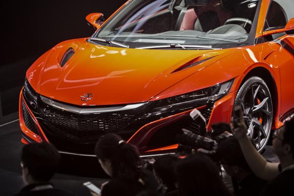 <p>Супермоделът Honda Acura NSX на автосалона в Пекин, 25/4/2016. Photographer: Qilai Shen/Bloomberg</p>

<p>Автосалонът започна с поглед към <a href="http://www.bloombergtv.bg/novini/2016-04-26/avtoizlozhenieto-v-pekin-zapochna-s-pogled-kam-emisiite">емисиите</a>.</p>
