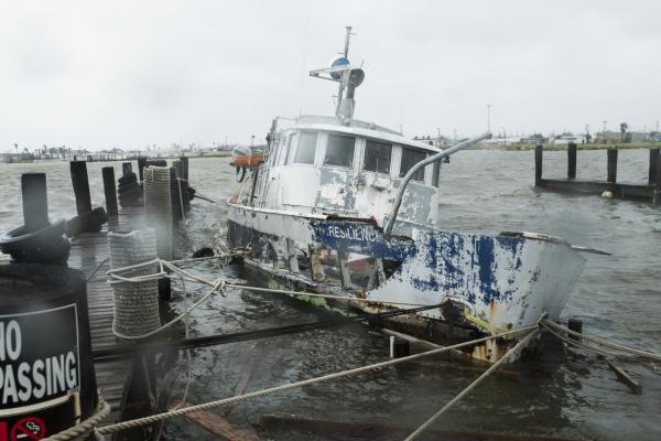 <p>Повреден катер на кея в Рокпорт, Тексас. 26 август 2017. Photographer: Alex Scott/Bloomberg.</p>

<p>Бедствието би могло да намали икономическия ръст в САЩ с около една десета процентен пункт в третото тримесечие, съобщиха икономисти от Citi.</p>
