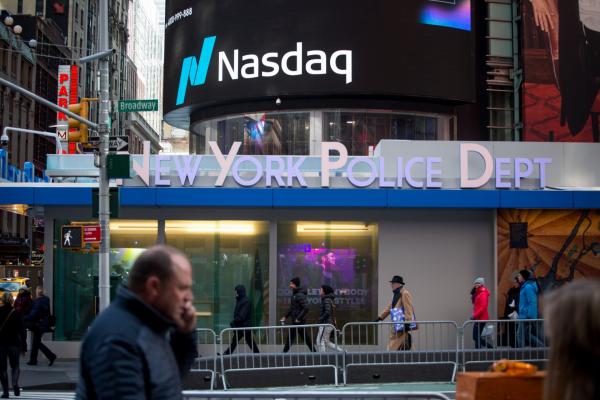 <p>Логото на Nasdaq над полицейско управление на NYPD край Таймс Скуер. Ню Йорк. 17 декември 2018. Photographer: Michael Nagle/Bloomberg.</p>
