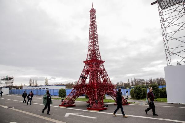 <p>Президентът на Русия Владимир Путин потвърди, че страната му работи по намаление на парниковите емисии чрез модернизация.</p>

<p>Лоран Фабиус, президент на COP21 поздрави събралите се лидери за това, че са дошли, което нарече успех.</p>

<p>&quot;След 11 дни трябва да постигнем универсален и амбициозен договор&quot;, каза Фабиус.</p>

<p>Photographer: Christophe Morin/Bloomberg</p>
