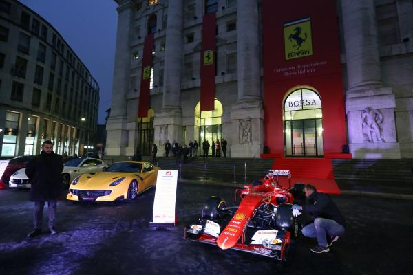 <p>Ferrari SF-15 T Formula One паркирано пред борсата в Милано на 4 януари 2016.</p>

<p>Photographer: Alessia Pierdomenico/Bloomberg</p>
