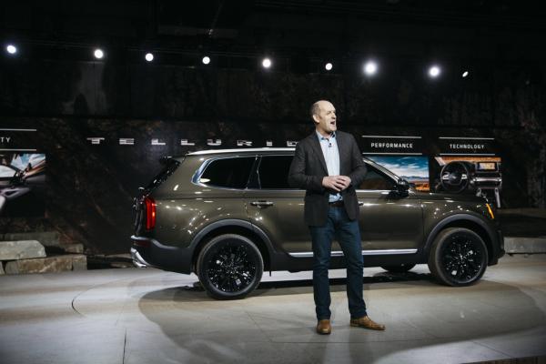 <p>Майкъл Коул, главен изпълнителен директор на Kia Motors America Inc. показва Telluride на Автосалона в Детройт, 14 януари 2019. Photographer: Daniel Acker/Bloomberg.</p>

<p>Това е най-големия SUV на Kia, ясен признак, че е проектирана в САЩ - първата за корейския производител.</p>
