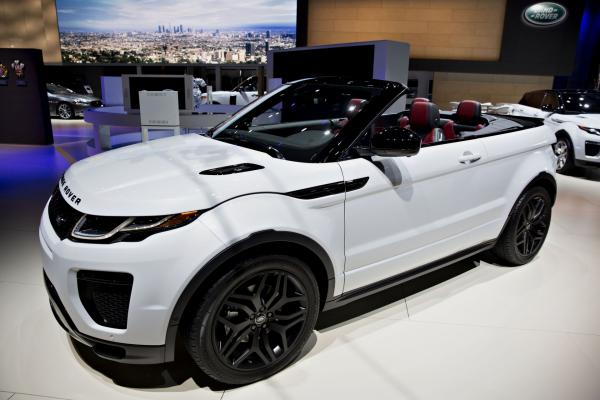 &lt;p&gt;Представянето на &lt;u&gt;&lt;strong&gt;&lt;a href=&quot;http://www.bloombergtv.bg/novini/2015-11-19/parvi-pogled-na-2017-range-rover-evoque&quot;&gt;2017 Range Rover Evoque&lt;/a&gt;&lt;/strong&gt;&lt;/u&gt; (SUV) на Jaguar Land Rover Automotive Plc в Лос Анджелиз.&lt;/p&gt;

&lt;p&gt;Мекият покрив на Evoque изглежда точно като оригинала, с изключение на някои малки, естетически промени отпред и малко допълнителна технология вътре. Целта е да съчетае устойчивостта и практичността на SUV с елегантността на откритата кола.&lt;/p&gt;

&lt;p&gt;Photographer: Daniel Acker/Bloomberg&lt;/p&gt;
