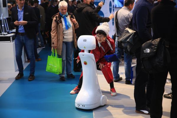 <p>Роботътг AMY на Robotics Co. Ltd.</p>

<p>Мултифункционалният робот, който се продава онлайн, различава различни езици, може да се използва за развлечения и комуникации, обучение и се движи автономно.</p>
