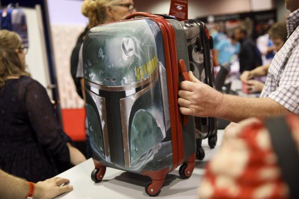 <p>Посетител разглежда куфар Star Wars на American Tourister на Samsonite International S.A. на D23 Expo 2017 Samsonite International S.A, Анахайм, Калифорния, 15 юли, 2017. Photographer: Patrick T. Fallon/Bloomberg.</p>
