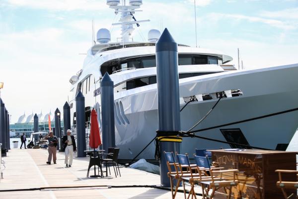 <p>193-футовата /58м/ суперяхта superyacht Skyfall на Superyacht Miami boat show. Построена през 2010 от Trinity Yachts. Интериор Патрик Ноулс. 771 БРТ. Газене 2,6. Скорост 13 възла. 7 кабини.</p>

<p>Photographer: Chris Goodney/Bloomberg</p>
