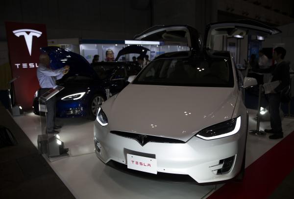 <p><a href="http://www.bloombergtv.bg/top-novini/2016-10-03/tesla-dostavya-50-000-avtomobila-prez-vtoroto-shestmesechie">Tesla </a>Model X. CEATEC, Чиба, Япония, 4 октомври 2016. Photographer: Tomohiro Ohsumi/Bloomberg</p>
