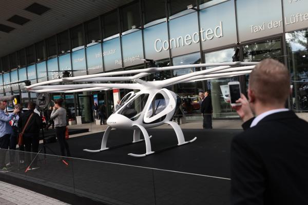 <p>Електрически Volocopter на Volocopter GmbH&nbsp;&nbsp; на автосалона във Франкфурт, IAA, 12 септември 2017. Photographer: Simon Dawson/Bloomberg.</p>
