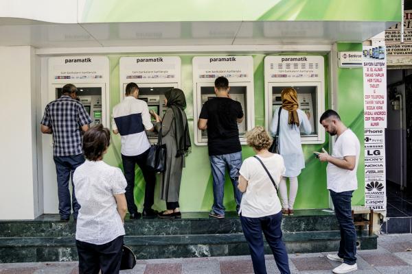 <p>Пред ATM на Turkiye Garanti Bankasi AS в Истанбул.</p>

<p><a href="http://www.bloombergtv.bg/novini/2016-07-16/turskata-lira-poevtinya-s-5-spryamo-dolara">Турската лира </a>изгуби 5% след опита за преврат на 15 юли 2016.</p>
