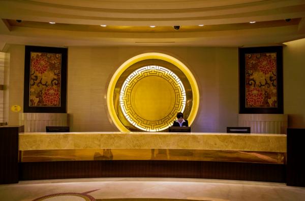 <p>Служител на церепцията на Star Tower в Studio City casino resort.</p>

<p>Photographer: Xaume Olleros/Bloomberg</p>
