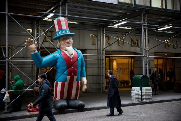 <p>Кукла на Чичо Сам на протест на Bricklayers and Allied Craftworkers Union Local 1 за по-високи заплати пред Trump building в Ню Йорк. 14 декември 2018. Photographer: Michael Nagle/Bloomberg.</p>
