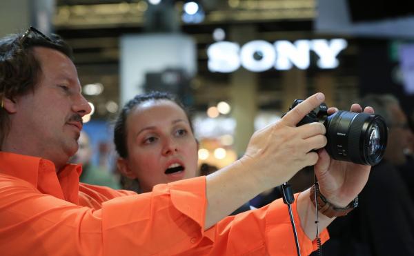 <p>Sony Alpha 7 на Sony Corp. и обективи на Sony, изложени по време на Photokina в Кьолн на 20 септември, 2016. Photographer: Krisztian Bocsi/Bloomberg</p>
