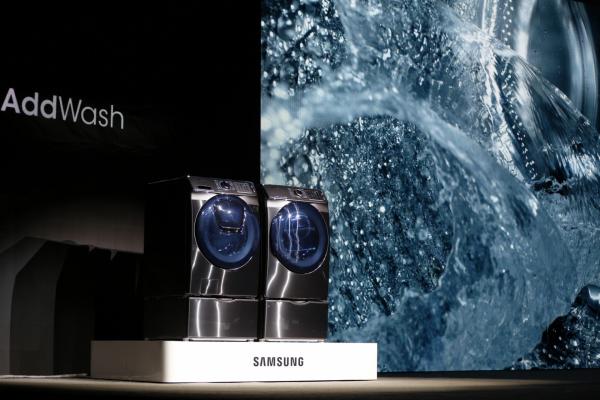 <p>Пералнята на Samsung Electronics Co. AddWash на изложението CES 2016 във Вегас - част от Интернета на нещата.</p>

<p>Най-голямата иновация на Samsung e пералнята, която ще реши най-досадния проблем: започваме да перем, но намираме чорап. Ако барабанът е вече пълен с вода е твърде късно да го перем. AddWash позволява да спрем пералнята и да сложим чорапа, а след това да я стартираме.</p>

<p>Photographer: Patrick T. Fallon/Bloomberg</p>
