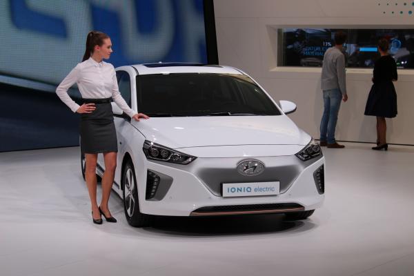 <p>Хибридният Ioniq на Hyundai на Автосалона в Женева 2016. Снимка: Косьо Томов, BulgariaONAIR</p>
